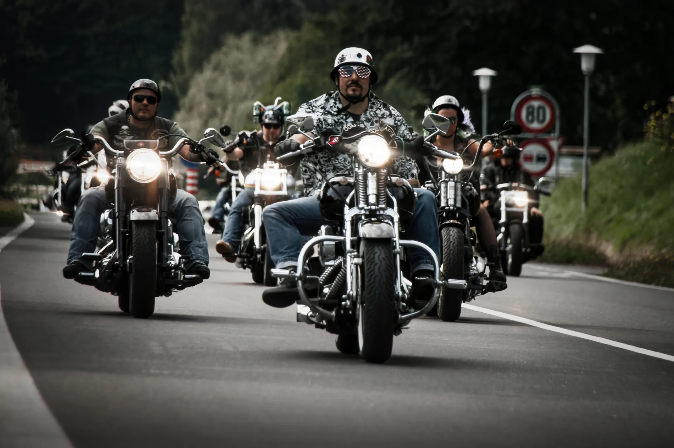 Eine Motorradgruppe fährt die Straße entlang.