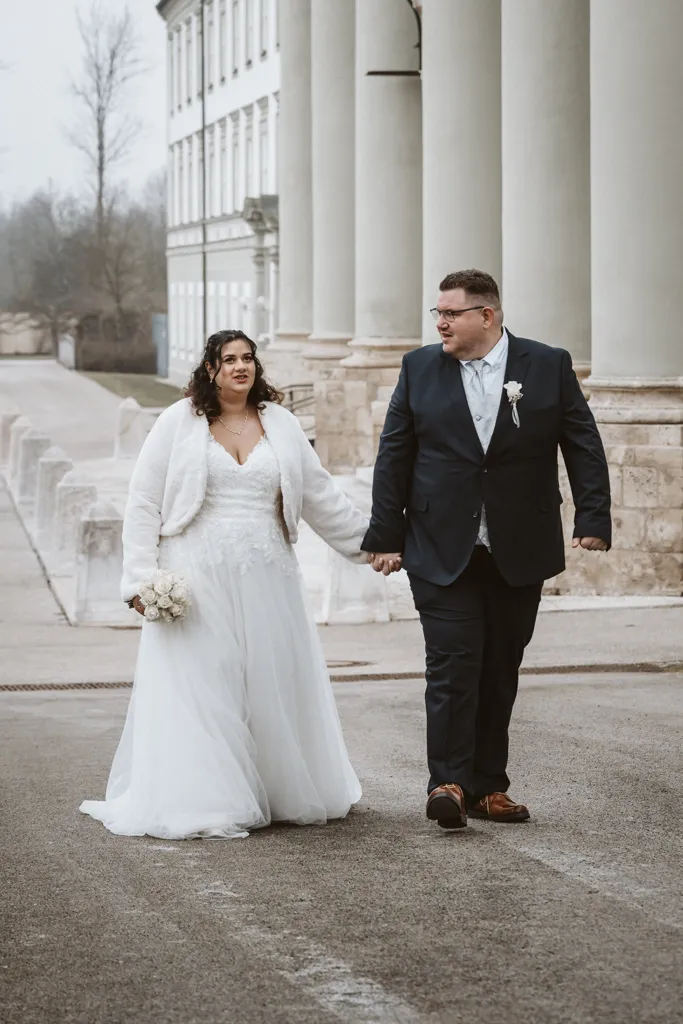 Ein vertrauter Moment während des Shootings Natürliches Hochzeitsporträt: Brautpaar im Gespräch beim Paarshooting in Fürstenfeldbruck. Authentische Fotografie von vorne