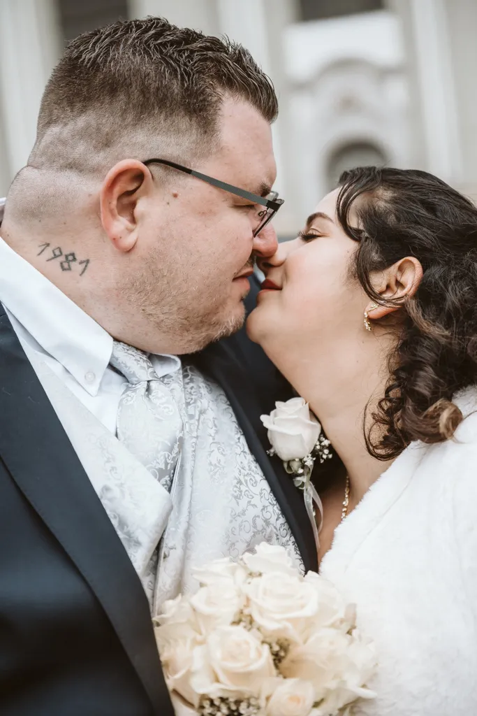 Ein Moment voller Knistern und Nähe Emotionales Close-up des Brautpaares: Gesichter ganz nah beieinander kurz vor dem Kuss. Intimes Hochzeitsporträt am Kloster Fürstenfeld.