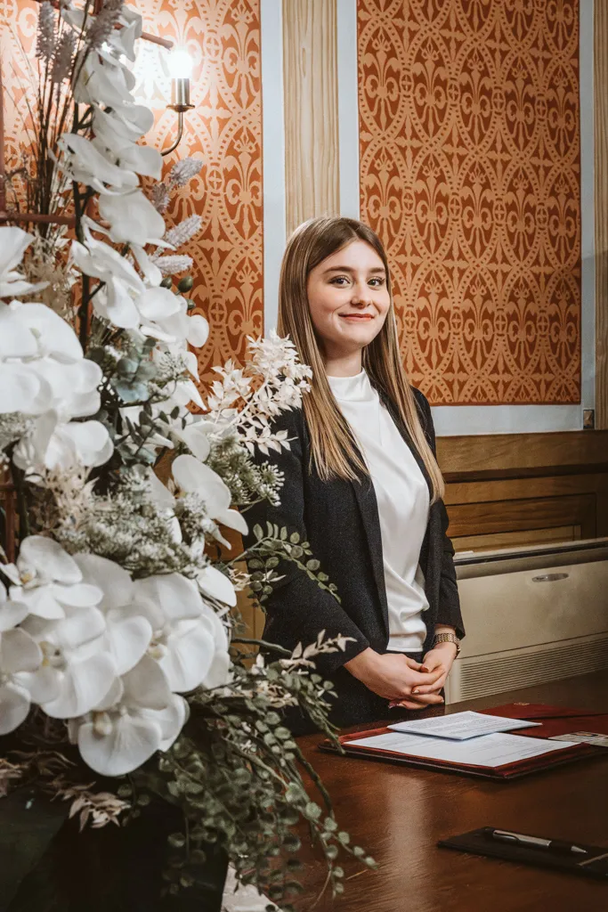Herzliche Begleitung der Trauzeremonie Porträtaufnahme der Standesbeamtin während der Trauung mit freundlichem Blick in die Kamera des Hochzeitsfotografen.