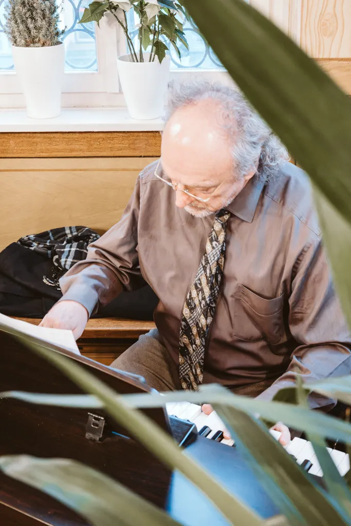 Live-Musik an der Orgel zur Hochzeit Musikalische Begleitung der Trauung: Ein Hochzeitsmusiker spielt während der Zeremonie an der Orgel.
