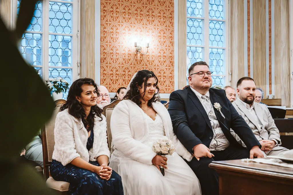 Brautpaar und Trauzeugen bei der Trauung Das Brautpaar und die Trauzeugen sitzen während der standesamtlichen Zeremonie im Trausaal vor dem Standesbeamten.