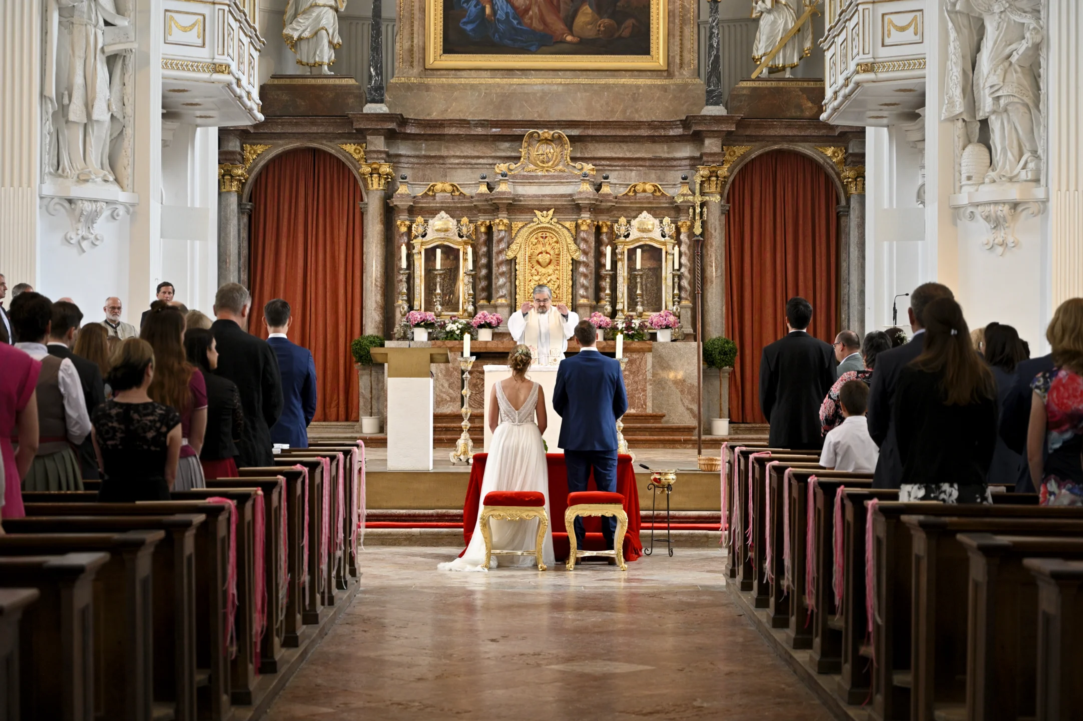 Kirchliche Trauung vor dem Altar | Kreidt-Hochzeitsfotograf (Segnung, heilige Zeremonie, Brautpaar im Gebet)