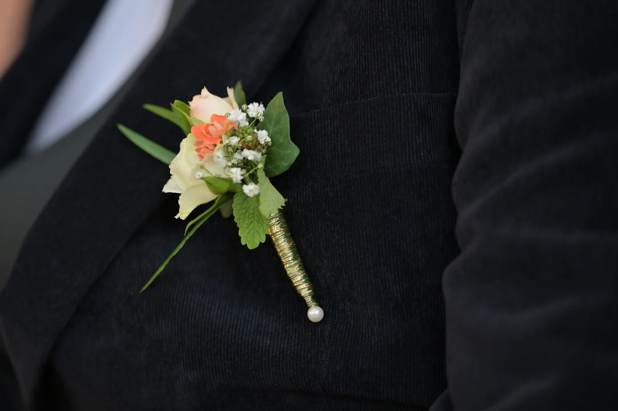 Standesamtliche Hochzeit: Eleganter Bräutigam mit Schmuck | Kreidt-Fotografie (Blauer Anzug, Krawattenschmuck, stilvolle Details)