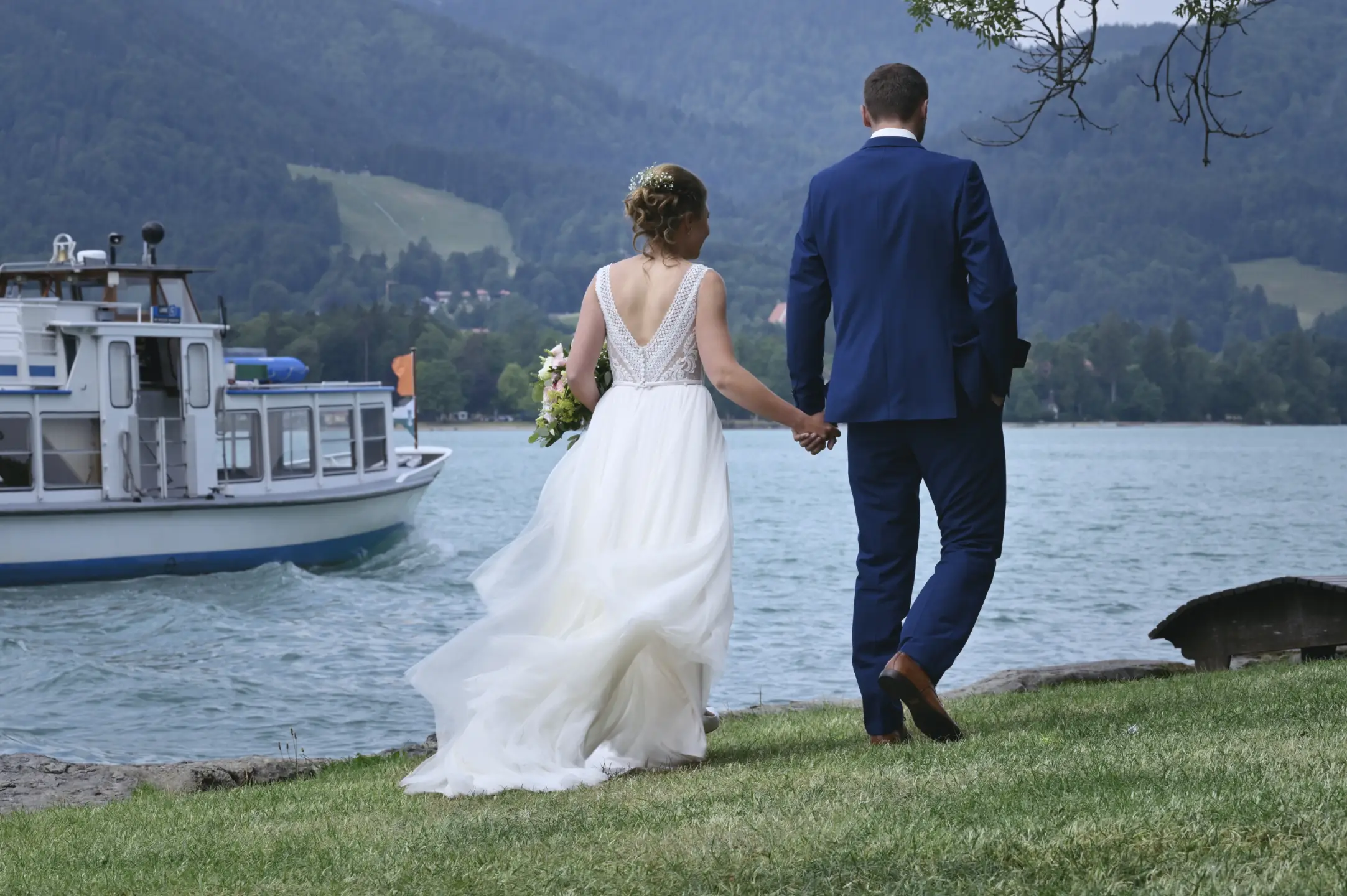 Hand in Hand am Ufer | Kreidt-Fotografie aus Olching - Romantische Hochzeitsfotografie, traumhafte Kulisse