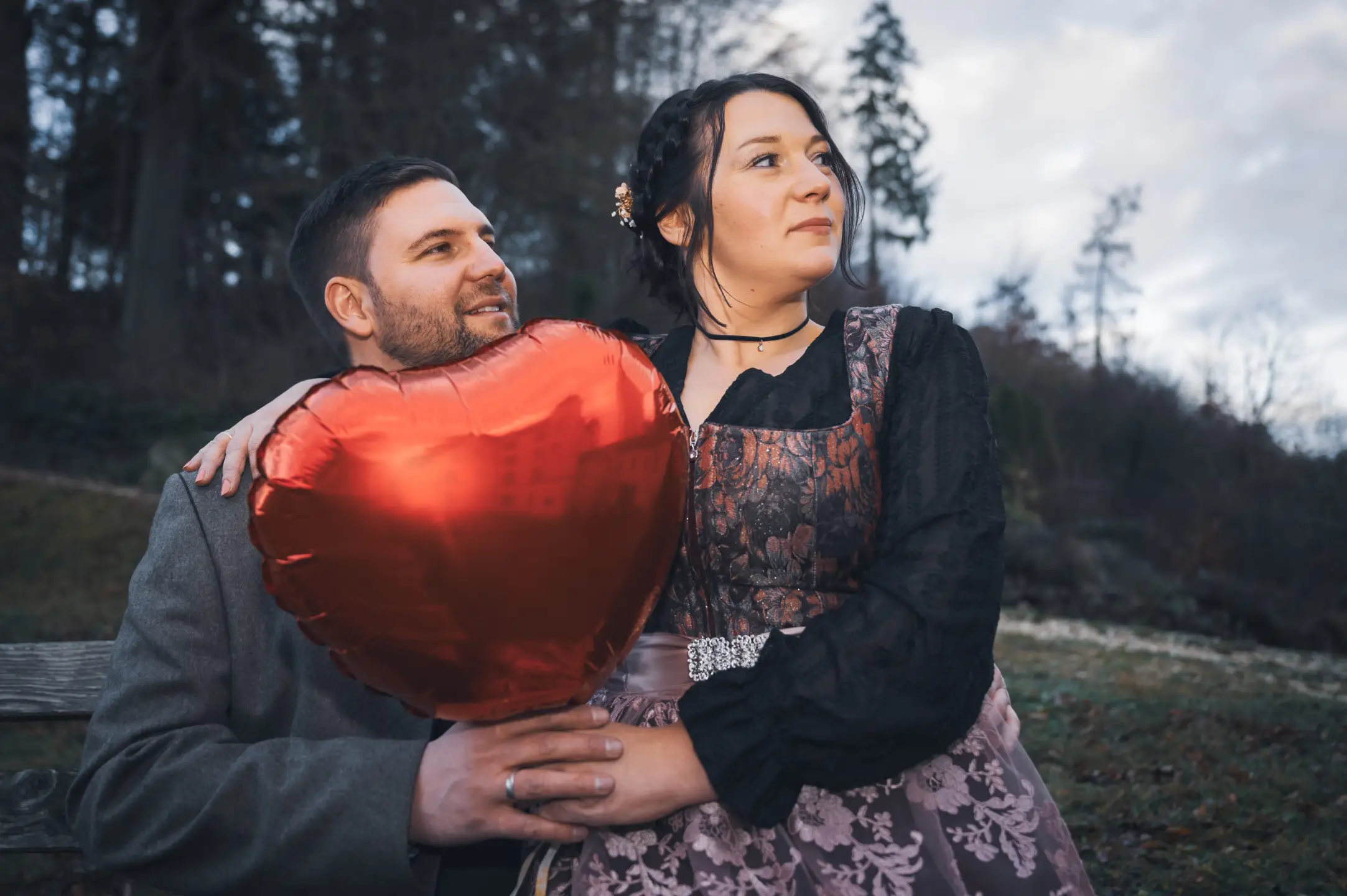 Verliebtes Brautpaar mit rotem Herzluftballon | Kreidt-Fotografie (Glückliche Momente, Zärtlichkeit, Liebe)