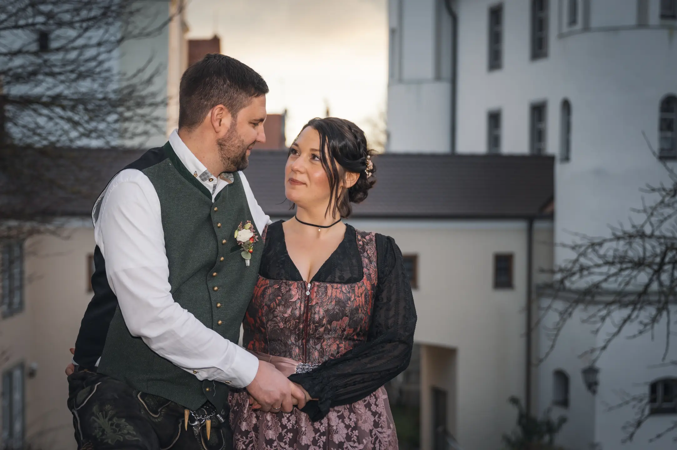 Hand in Hand: Verliebtes Paar festgehalten von Kreidt-Fotografie Olching  (Zärtliche Geste, emotionale Verbindung, professionelle Hochzeitsfotografie)