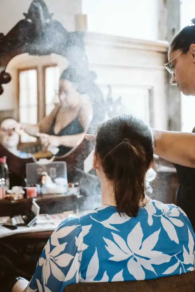 Getting Ready – Styling der Braut vor der Trauung Braut wird beim Getting Ready im Schlossraum für die Trauung gestylt
