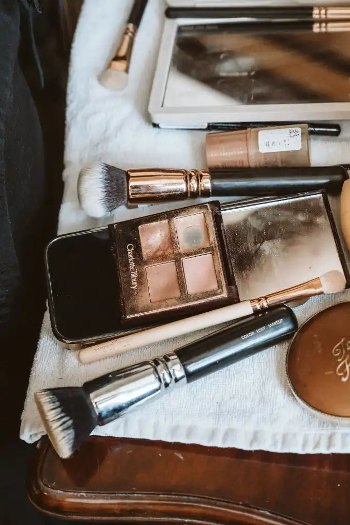 Getting Ready – Nahaufnahme vom Schminkzeug Nahaufnahme von Make-up und Schminkzeug für das Getting Ready der Braut