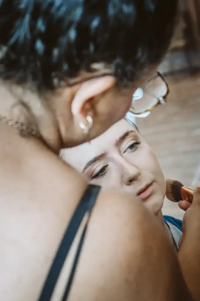 Getting Ready – Braut wird für die Trauung geschminkt Braut wird beim Getting Ready von der Visagistin professionell geschminkt