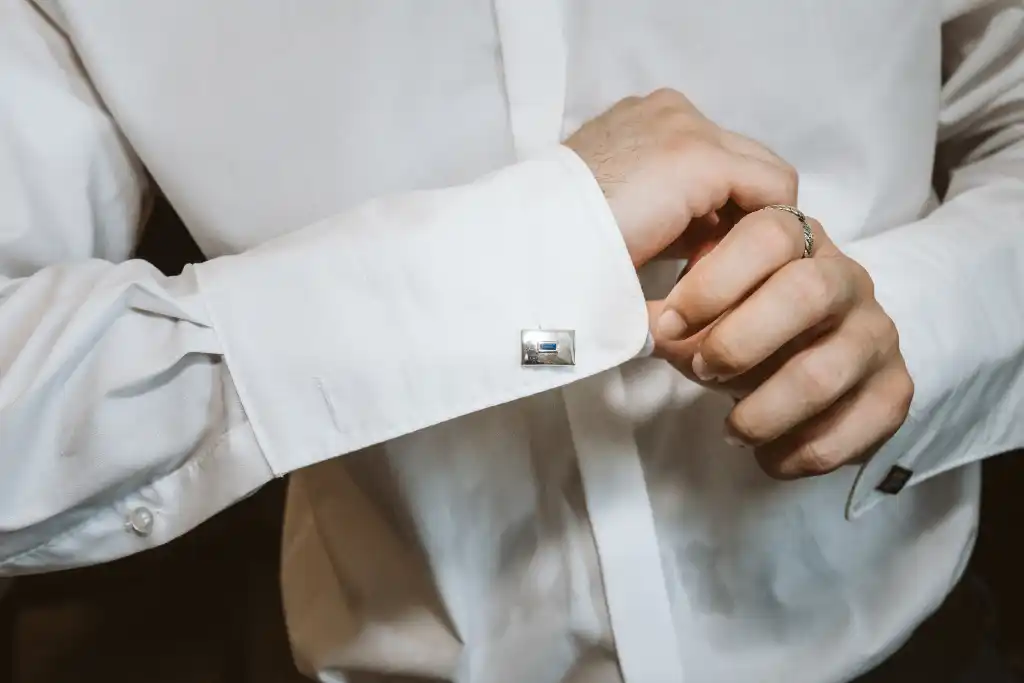 Getting Ready – Bräutigam zieht sein Hemd an Bräutigam zieht beim Getting Ready sein Hemd für die Hochzeit an