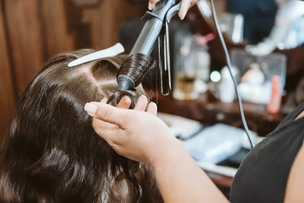 Getting Ready – Brautstyling und Brautfrisur Haare der Braut werden beim Getting Ready für die Trauung gestylt