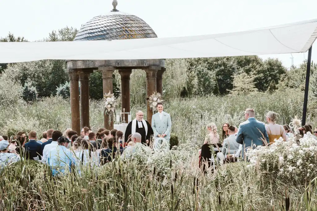 Trauung – Bräutigam wartet am Altar Bräutigam wartet gemeinsam mit den Hochzeitsgästen gespannt am Altar auf die Braut