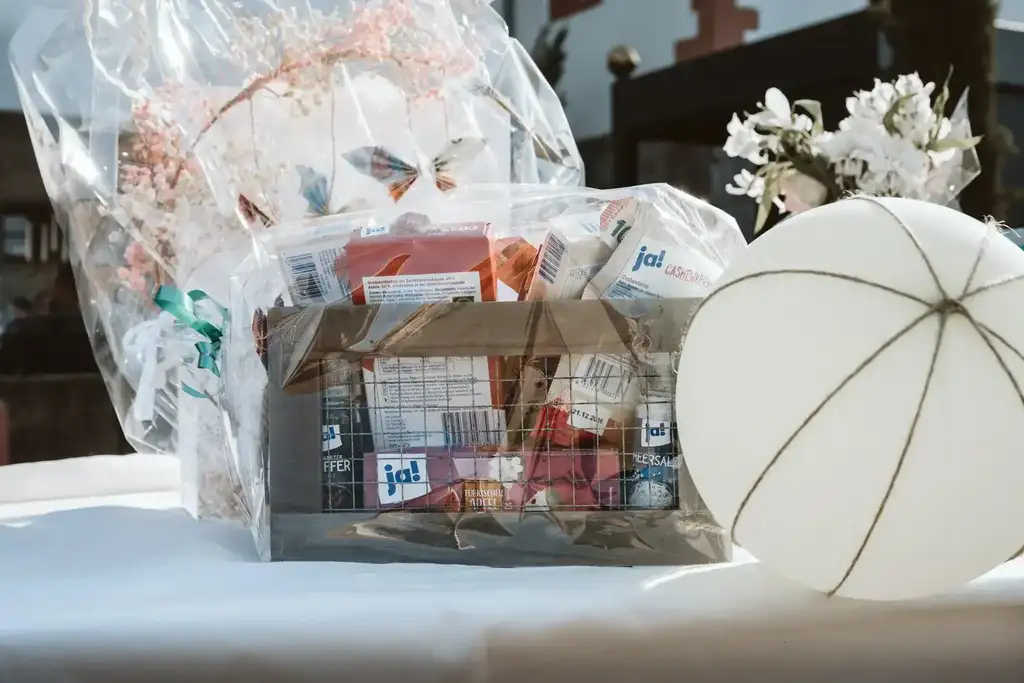 Hochzeitsgeschenke – Detailaufnahme der Geschenke für das Brautpaar Liebevoll verpackte Hochzeitsgeschenke und Glückwunschkarten hübsch auf dem Geschenketisch arrangiert