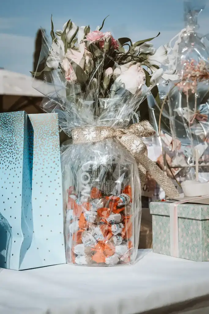 Geschenketisch – Liebevoll verpackte Präsente der Hochzeitsgäste Ästhetisch arrangierte Aufmerksamkeiten und individuell gestaltete Präsente auf dem Gabentisch