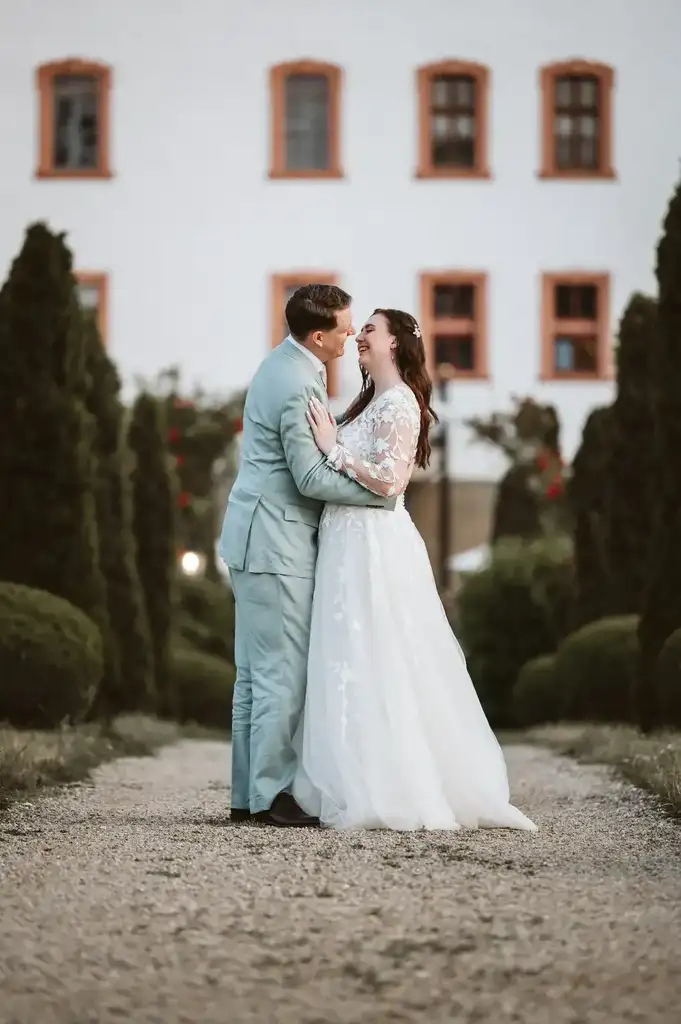 Brautpaar – Herzliche Umarmung voller Liebe und Vertrauen Das Brautpaar hält sich innig umarmt und genießt voller Geborgenheit den Moment der Ruhe