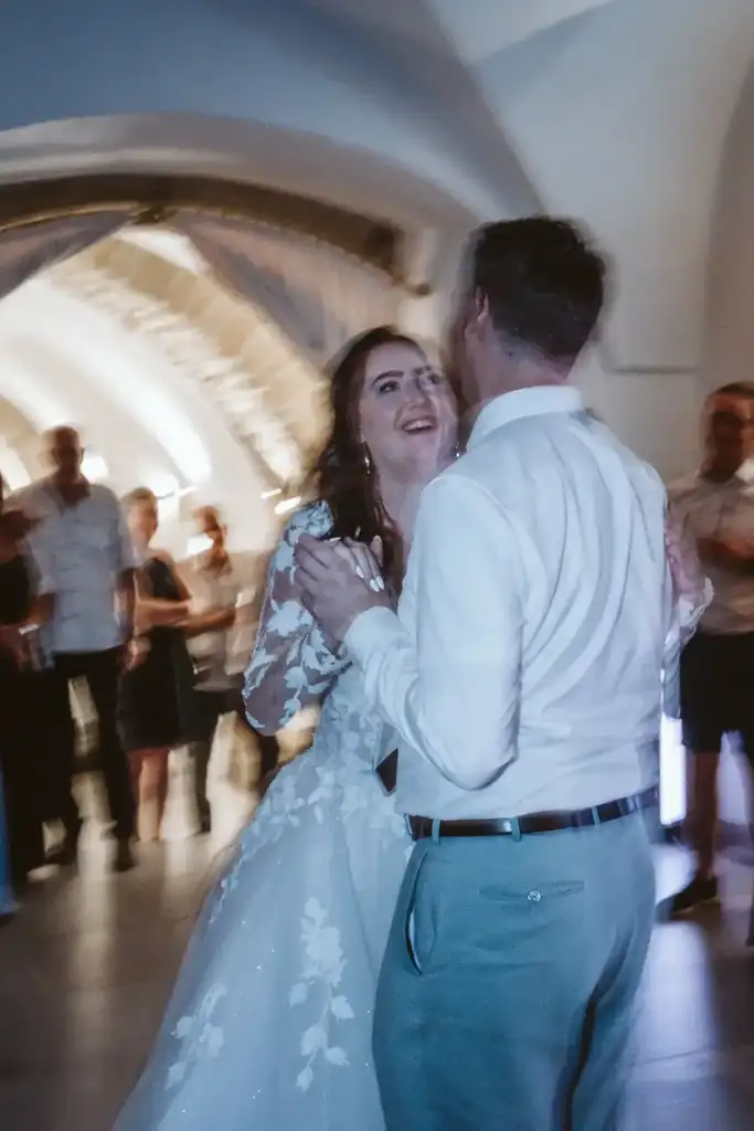 Hochzeitsfeier – Der erste Tanz des frisch vermählten Brautpaares Das Brautpaar schwebt voller Emotionen beim romantischen Hochzeitstanz über die Tanzfläche