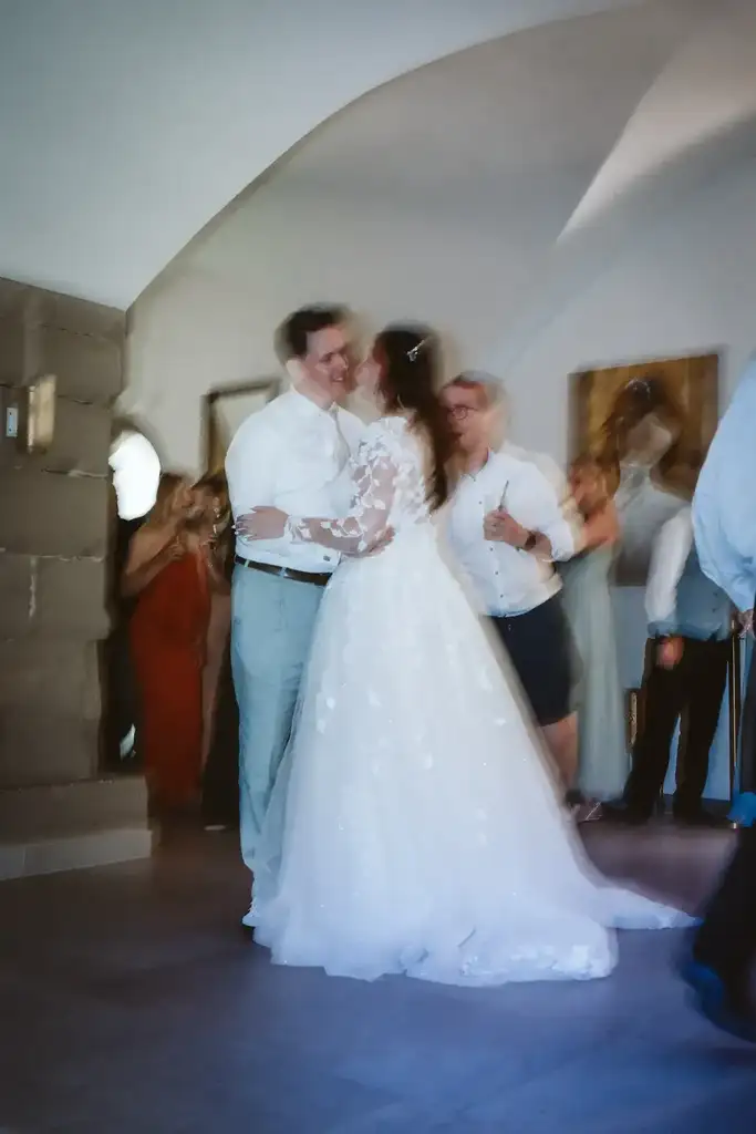 Hochzeitsfeier – Romantischer Hochzeitstanz im Lichterglanz Unvergesslicher Moment der Feier: Eng umschlungen tanzt das Brautpaar voller Glück in den Abend hinein