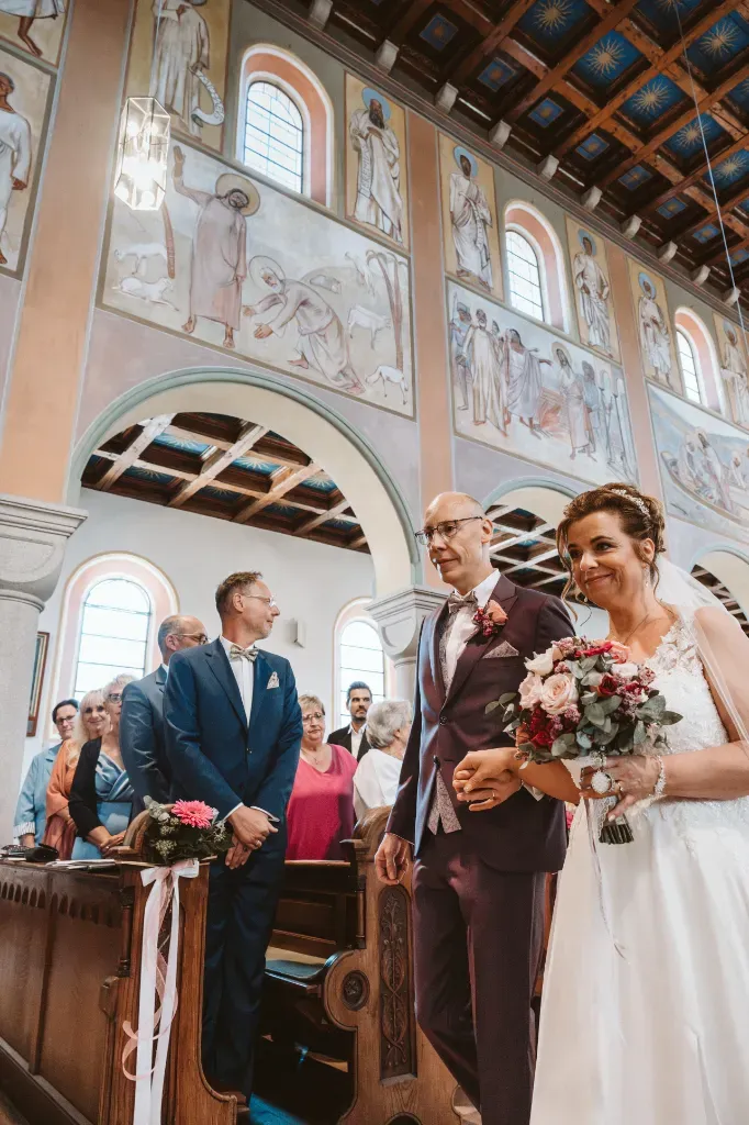 Belehrung des Brautpaares über die Ehepflichten :-) Aufmerksames Brautpaar bei der standesamtlichen Trauung