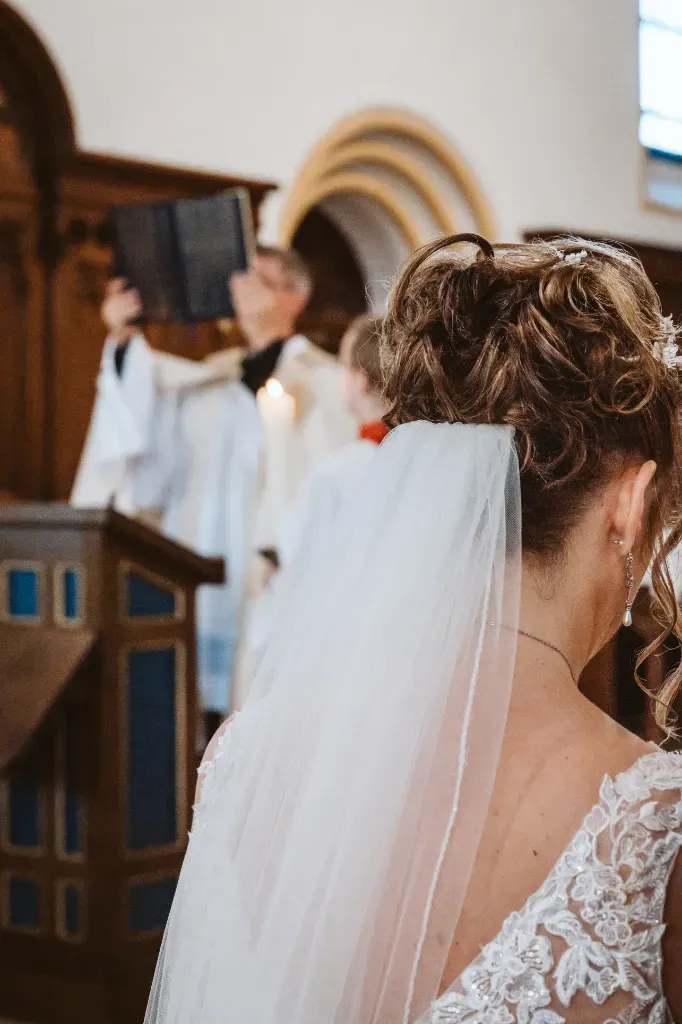 Kopfschmuck und Schleier der Braut Nahaufnahme des Kopfschmucks und des Schleiers der Braut, die für ihre Hochzeit in Olching elegant gestylt wurde.
