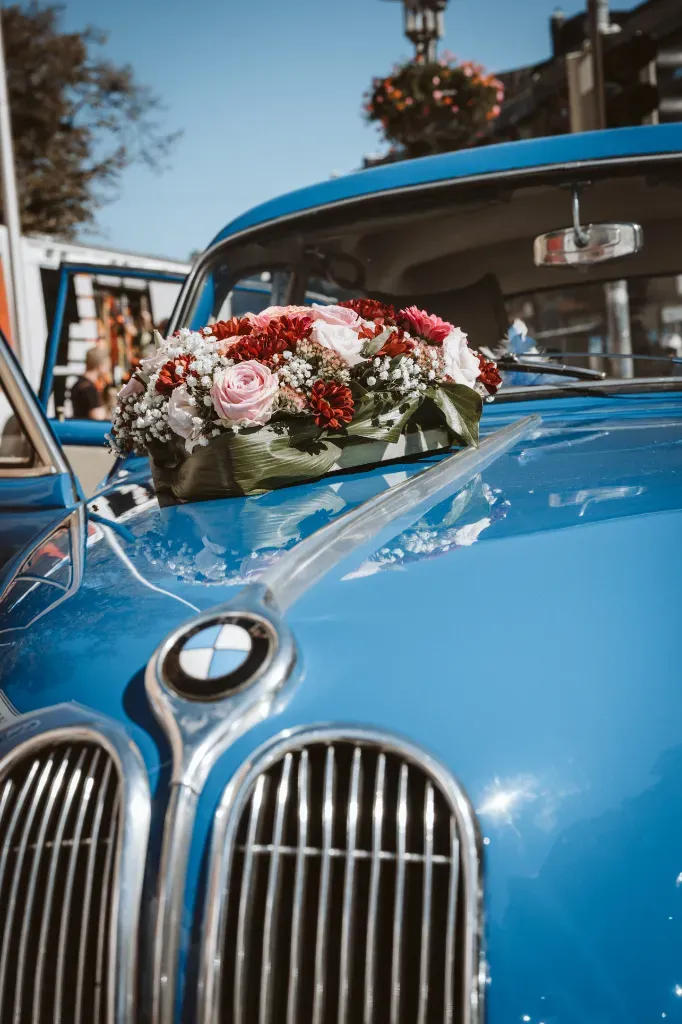 Brautpaar zieht zum Altar in der Kirche ein Emotionale Aufnahme des Brautpaares (Braut und Bräutigam) beim Einzug zum Altar in der Kirche in Olching, während die Hochzeitsgäste im Hintergrund zusehen.