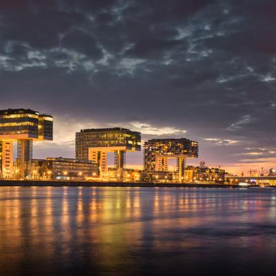 Langzeitbelichtung der Kranhäuser in Köln am Abend