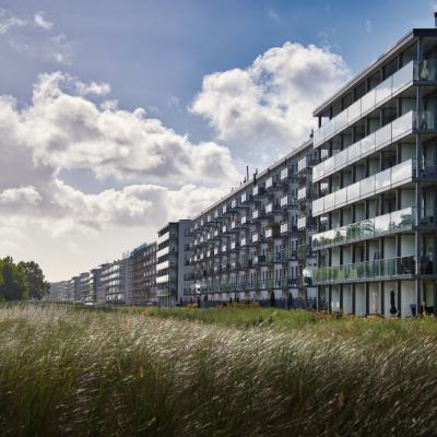 Ein Teil eines Vier Kilometer langen Gebäudes (Prora) aus der Zeit 1945 wurde wieder modernisiert.