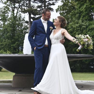 Hochzeitspaar am Brunnen