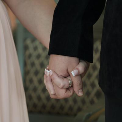 Eine zärtliche Verbindung, festgehalten im Moment der Liebe.