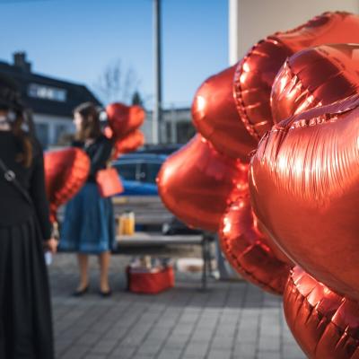 Rote Herzluftballons für das Brautpaar